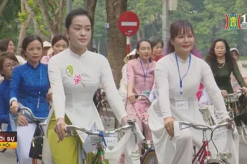 Hơn 400 người đạp xe diễu hành, tôn vinh áo dài