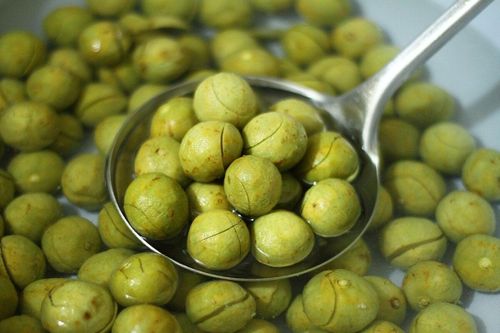 Cách ngâm sấu giòn ngọt đơn giản