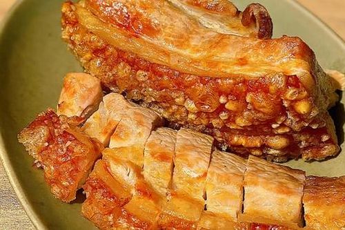 Làm thịt ba chỉ không cần ướp mà vẫn đậm vị, bì giòn tan, thịt mềm ngọt, càng ăn càng mê