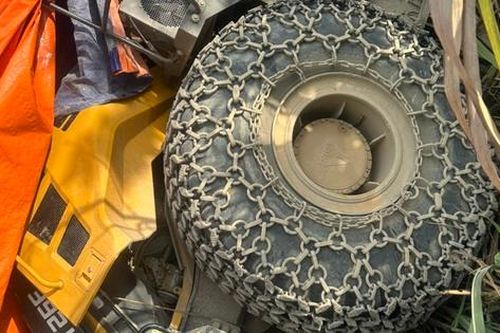Lái xe máy múc tử vong trong công trường khai thác đá