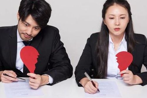 Vợ chồng cùng đi ăn bữa cuối cùng trước khi ly hôn, bỗng nhiên có một cuộc điện thoại: nghe máy xong có quyết định bất ngờ