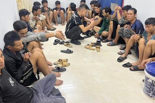 Bắt giữ 01 xe ô tô chở 19 nam giới nghiện ma túy