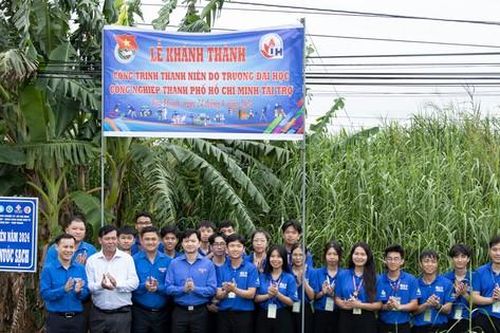 Bí thư Trung ương Đoàn thăm chiến sĩ tình nguyện Mùa Hè xanh tại Vĩnh Long