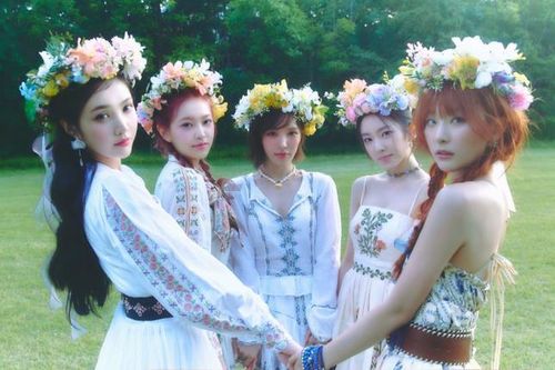 Red Velvet hóa nữ thần mùa Hạ, chủ trì lễ hội mùa màng đen tối trong 'Cosmic'