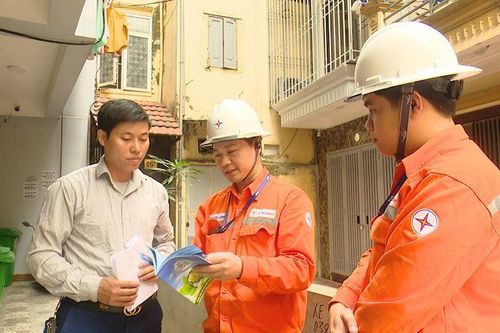 Hà Nội: 'Đi từng ngõ - gõ từng nhà' hướng dẫn người dân sử dụng điện an toàn