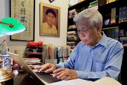Hạt cát nằm nghe chuyện nổi trôi