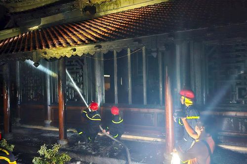 Một ngôi chùa ở Huế bốc cháy dữ dội trong đêm