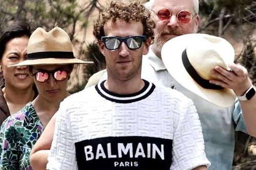 Mark Zuckerberg mặc áo thun hàng hiệu giá hơn 1.000 USD