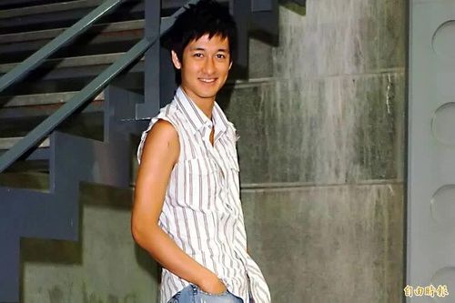 Diễn viên Đường Trì Bình đi lang thang trên phố