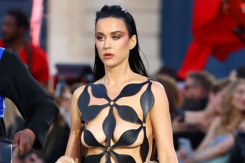 Katy Perry gây tranh cãi với mốt 'mặc như không'