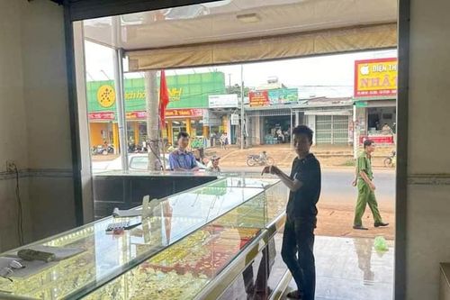 Bắt thiếu niên đi cướp tiệm vàng để trả nợ