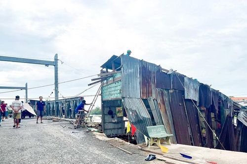 An Giang: Sạt lở làm 3 căn nhà đổ sập xuống kênh