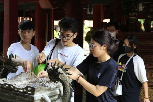 Nườm nượp sĩ tử tới Văn Miếu - Quốc Tử Giám trước kỳ thi tốt nghiệp THPT