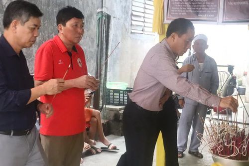 Thăm hỏi, động viên gia đình nữ công nhân trong vụ sạt lở đất ở Hà Tĩnh