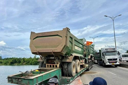 Tai nạn khiến xe đầu kéo đứt đôi, làm 'xiếc' trên thành cầu