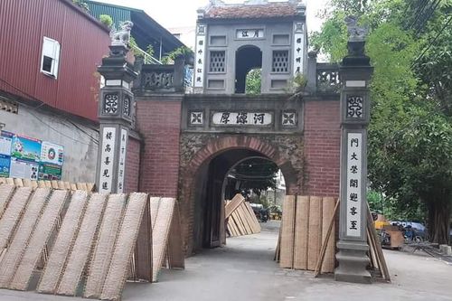 Từ cổng làng Thổ Hà