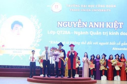 Trường Đại học Công đoàn trao bằng tốt nghiệp cho hơn 1.700 sinh viên