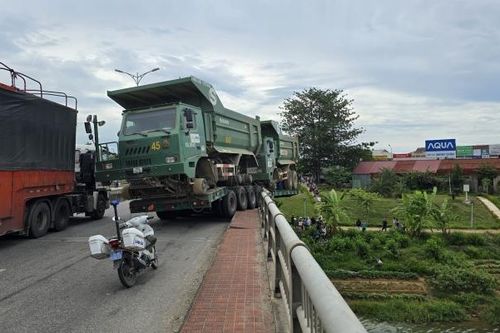 Thừa Thiên Huế: Xe đầu kéo đâm thành cầu, rơi xuống sông