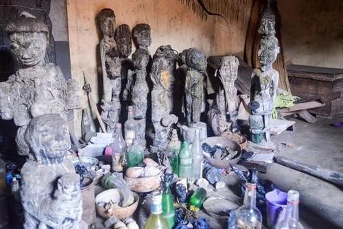 Ngôi mộ hoàng gia có vết máu, ám chỉ sự hiến tế con người