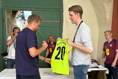 Harry Kane được đội bóng hạng 7 đề nghị ký hợp đồng, hứa cho ăn xúc xích cả đời