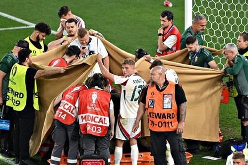 Khoảnh khắc kinh hoàng của Eriksen tái hiện ở EURO 2024, cầu thủ được đồng đội che bạt, đưa lên cáng đi viện