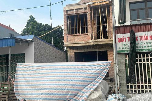 Sự cố thang kéo vật liệu khiến 10 người thương vong ở Hà Nội