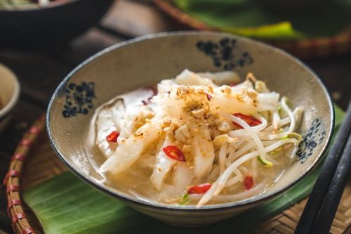 Bánh đúc thái sợi chan canh ở Hà Nội, khách ăn vèo 2 bát giải nhiệt ngày hè