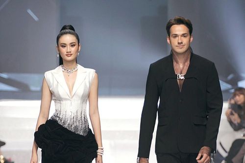 Hoa hậu Ý Nhi ấn tượng bên Nam vương Thế giới