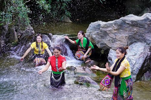 Sức hút từ thác Liếp trong những ngày nắng nóng