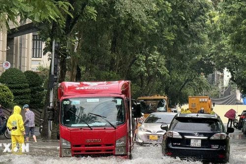 Hà Nội: Khẩn trương tiêu thoát nước các điểm ngập, úng sau trận mưa lớn kéo dài