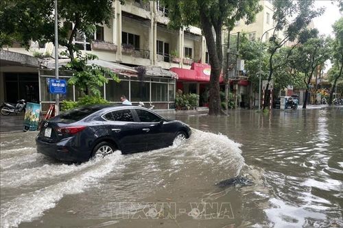 Mưa lớn lại 'nhấn chìm' nhiều tuyến phố ở Hà Nội
