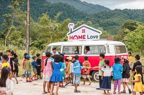 Trao học bổng cho 100 học sinh hoàn cảnh khó khăn tại Thừa Thiên Huế