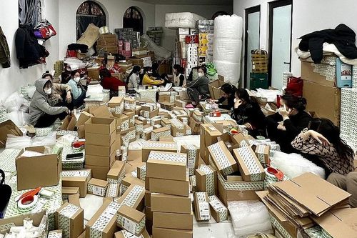 Khi người nổi tiếng, 'hot girl' livestream bán hàng trên các nền tảng mạng xã hội thổi bay giá trị, nhân cách