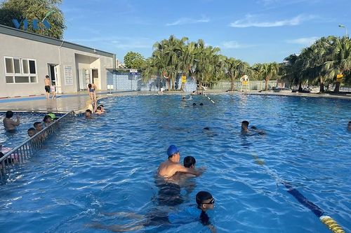 Hè về lại nghĩ chuyện học bơi