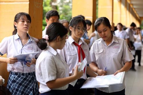 Nhiều địa phương công bố điểm chuẩn lớp 10, có trường lấy 7,75 điểm