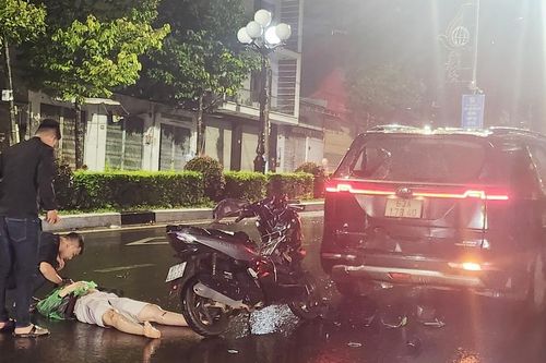 Pleiku: Xe máy tông vào đuôi xe ô tô con trên đường Nguyễn Tất Thành khiến 1 người bị thương nặng