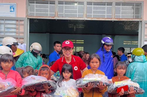 Tặng 400 suất quà cho hộ nghèo và học sinh khó khăn huyện Ia Grai