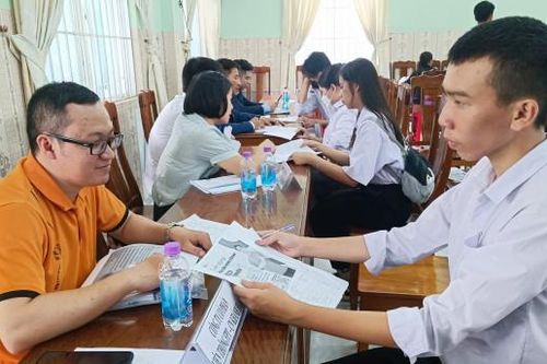 75 người tham gia phiên giao dịch việc làm tại huyện Vạn Ninh