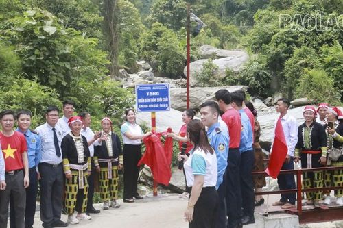 Trao hỗ trợ xây dựng cầu dân sinh và tặng quà cho phụ nữ, trẻ em có hoàn cảnh khó khăn của huyện Bát Xát