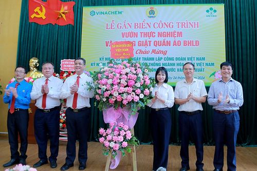Gắn biển khánh thành công trình kỷ niệm 55 năm Ngày truyền thống ngành Hóa chất Việt Nam