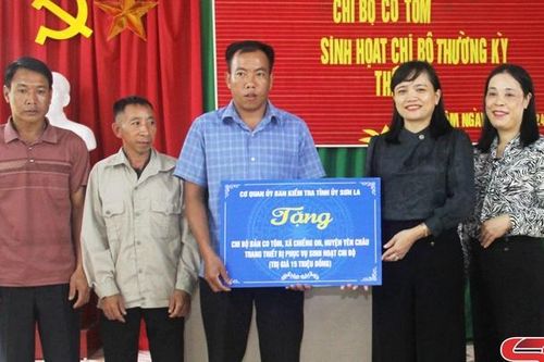 Đồng chí Chủ nhiệm Ủy ban Kiểm tra Tỉnh ủy dự sinh hoạt tại Chi bộ bản Co Tôm