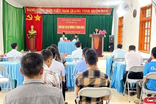 Đồng chí Trưởng ban Tuyên giáo Tỉnh ủy dự sinh hoạt tại Chi bộ bản Lái