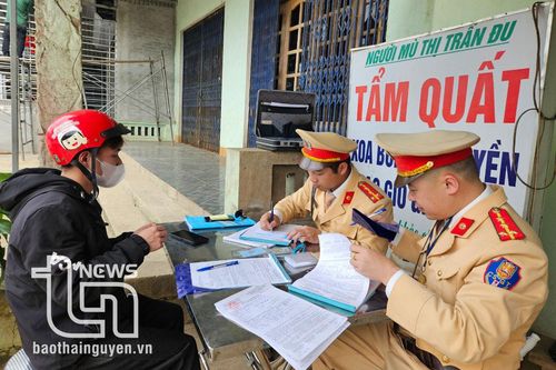 Xử phạt gần 1.500 trường hợp vi phạm giao thông
