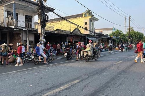 Hiểm họa từ chợ cạnh đường