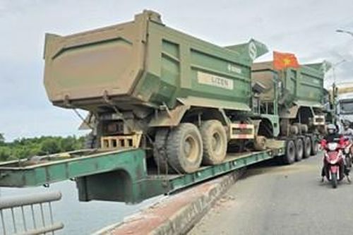 Va vào thành cầu An Lỗ, xe đầu kéo bay đầu, rớt xuống cầu