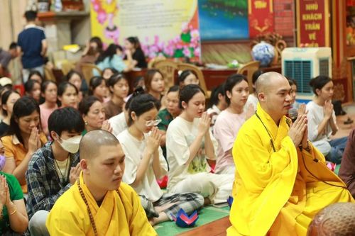 Thanh Hóa: Hơn 200 em học sinh về chùa Đông Nam cầu nguyện trước mùa thi
