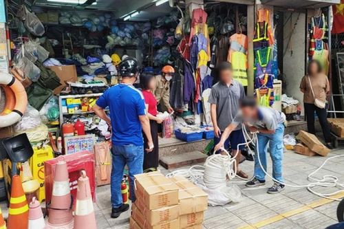 Hà Nội: Người dân lại đổ xô mua mặt nạ, thang dây
