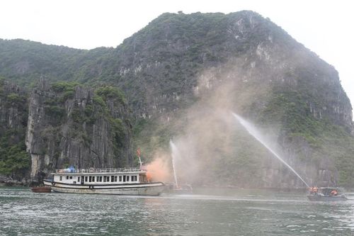 Diễn tập chữa cháy, cứu nạn, ứng phó sự cố tràn dầu trên vịnh Hạ Long năm 2024