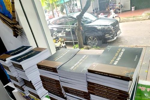 Bắc Giang: Câu lạc bộ Kiến trúc sư trẻ trao tặng 300 ấn phẩm hồ sơ nhà Đại đoàn kết