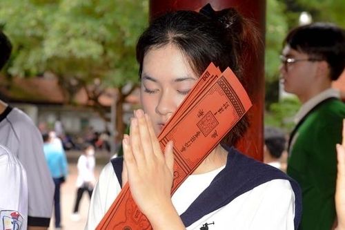 Sĩ tử đổ về Văn Miếu - Quốc Tử Giám cầu may trước Kỳ thi tốt nghiệp THPT 2024